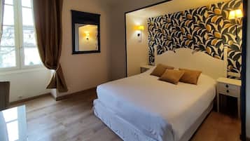 Doppia Classic | Una scrivania, tende oscuranti, insonorizzazione, ferro/asse da stiro