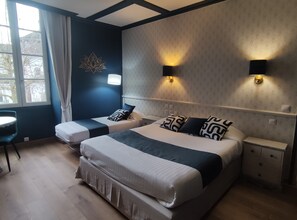 舒适四人房, 城市景观 | 办公桌、遮光窗帘、隔音、熨斗/熨板