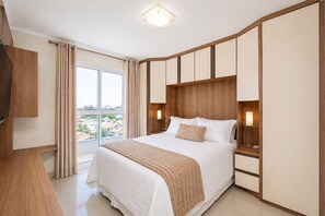 Apartamento Deluxe, 3 habitaciones, Aire acondicionado | 3 dormitorios, cortinas opacas, tabla de planchar con plancha