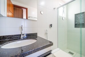 Apartamento Deluxe, 3 habitaciones, Aire acondicionado | Baño | Ducha, secador de pelo, toallas y papel higiénico