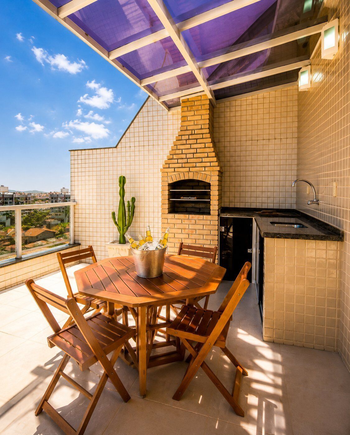 Une terrasse extérieure avec un four en briques, une table à manger avec des chaises et un cactus.
