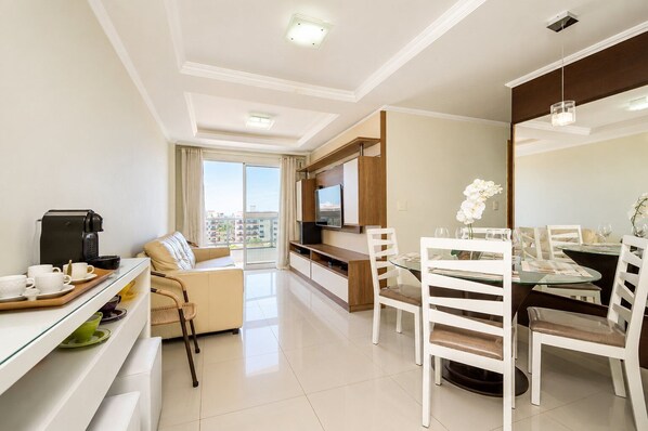 Deluxe Apartment, 3 Bedrooms, Air conditioning | Living area
