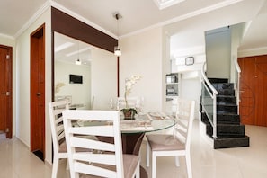Apartamento Deluxe, 3 habitaciones, Aire acondicionado | Restauración