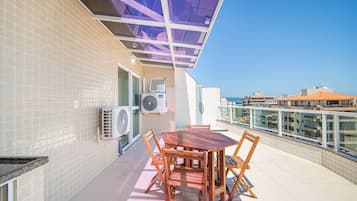 Deluxe Apartment, 3 Bedrooms, Air conditioning | Outdoor dining