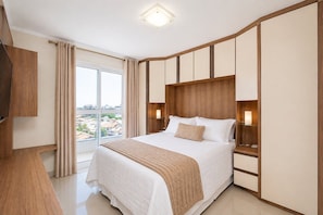 Apartamento Deluxe, 3 habitaciones, Aire acondicionado | 3 dormitorios, cortinas opacas, tabla de planchar con plancha