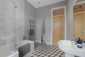Dusche, Haartrockner, Shampoo