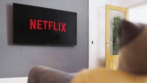 A flat-screen TV mounted on a wall with the Netflix logo. - Central Newcastle 2BR with Free Parking and Wifi (Tyne and Wear)