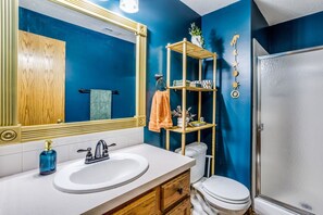 Douche, sèche-cheveux, serviettes fournies, savon