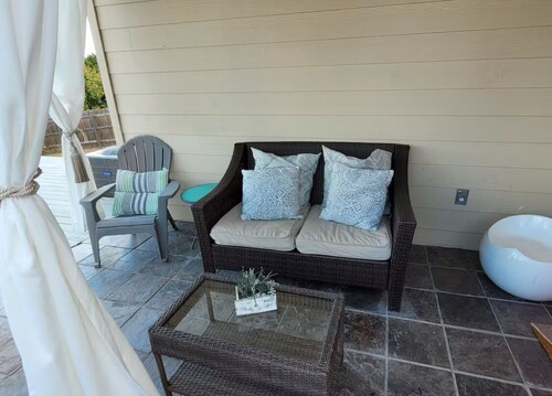 Modern Upbeat Home Minutes from Downtown and North Central Austin