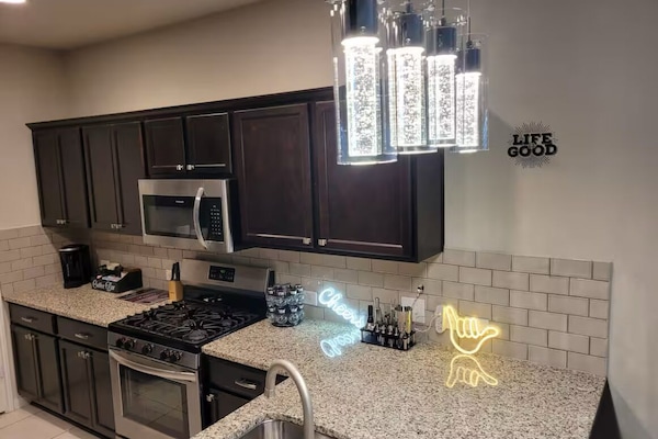 Een microgolfoven, een oven, een kookplaat, een vaatwasser