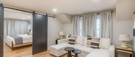 3 عدّة غرف نوم ومكتب وواي فاي مجانًا وملاءات أسرّة