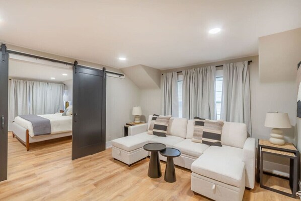 3 makuuhuonetta, työpöytä, ilmainen Wi-Fi, vuodevaatteet