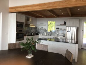 Køleskab, mikrobølgeovn, ovn, kogeplade