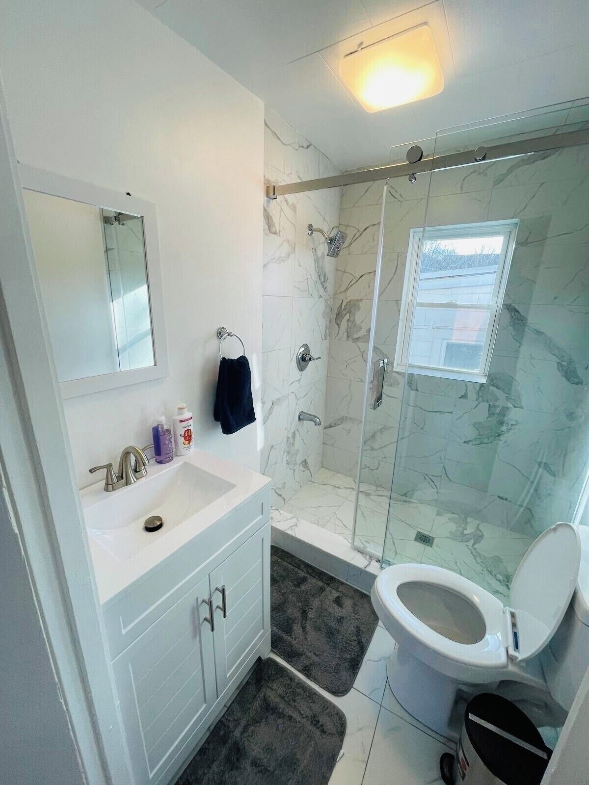 Douche, serviettes fournies, savon, papier toilette