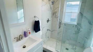 Douche, serviettes fournies, savon, papier toilette