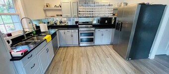 Spacious 5-bedroom apartment in charming Ashland with WiFi