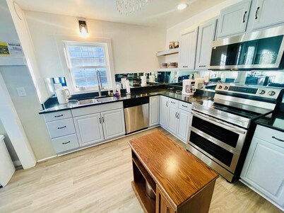 Spacious 5-bedroom apartment in charming Ashland with WiFi