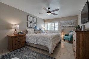 1 bedroom, iron/ironing board, travel crib, WiFi - Scottsdale Sun Condo, New VRBO in Scottsdale, Ground Floor, No Steps! (Scottsdale)