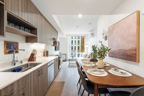 Kjøleskap, ovn, kokeplater og oppvaskmaskin