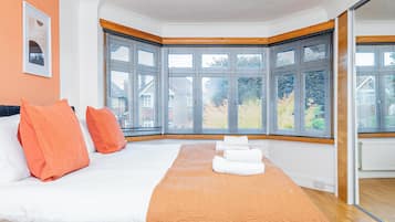 4 bedrooms, iron/ironing board, free WiFi, bed sheets