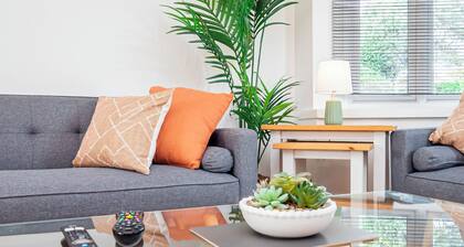 4-Bed Retreat, Spacious Oasis with Modern Comfort