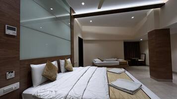 尊荣三人房 | 办公桌、隔音、免费 WiFi