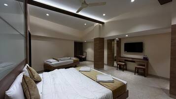 尊荣三人房 | 办公桌、隔音、免费 WiFi