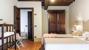 4 bedrooms, iron/ironing board, free WiFi, bed sheets