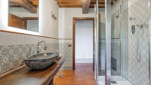 Dusche, Haartrockner, Bidet, Handtücher