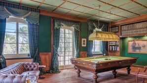 A billiards room with a pool table, leather sofa, and bookshelves. - Villa la Cicaliera 10, Emma Villas (Sanremo)
