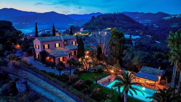 A large house with a swimming pool, surrounded by lush greenery and hills in the background. - Villa la Cicaliera 10, Emma Villas (Sanremo)