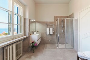 Bruser, boblebadekar, hårtørrer, bidet