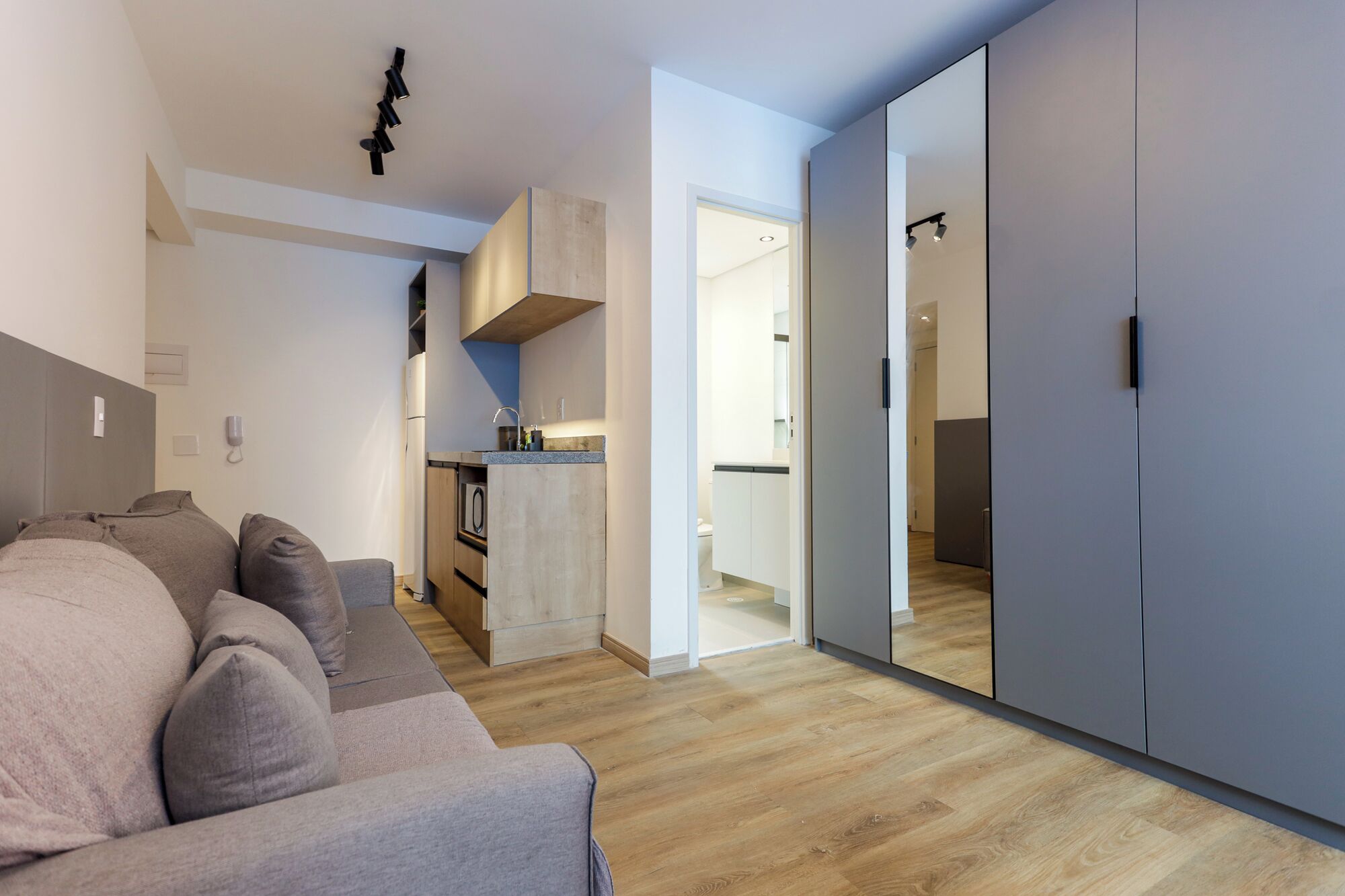 Standard Studio (572549) | Desk, laptop workspace, free WiFi