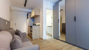 Standard Studio (572549) | Desk, laptop workspace, free WiFi