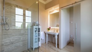 Dusche, Whirlpool, kostenlose Toilettenartikel, Haartrockner