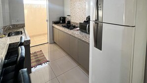 Refrigerador, microondas, utensilios de cocina