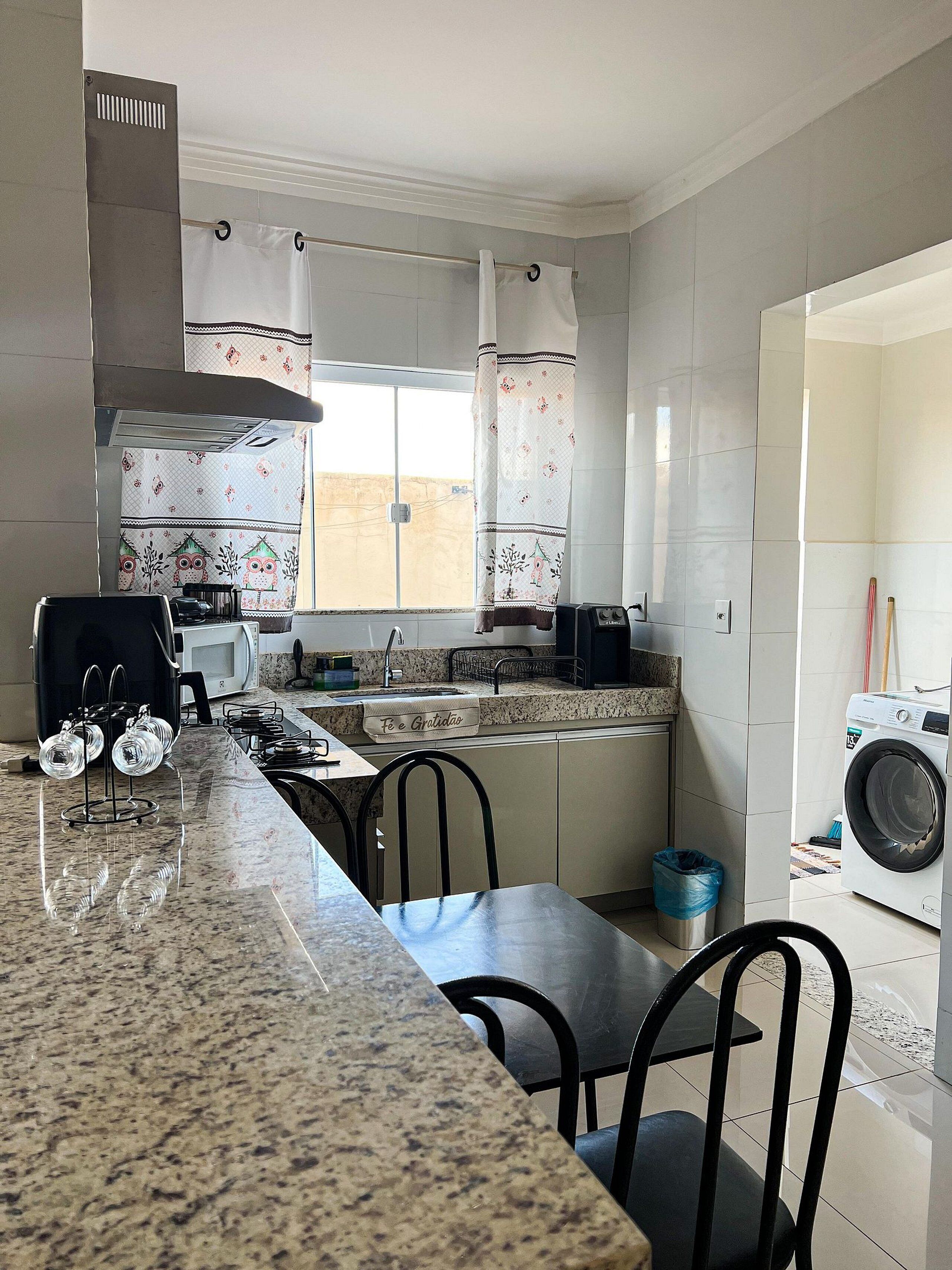 Apartamento | Cozinha privada | Geladeira, micro-ondas, talheres/pratos/utensílios de cozinha