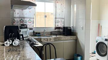 Apartamento | Cozinha privada | Geladeira, micro-ondas, talheres/pratos/utensílios de cozinha