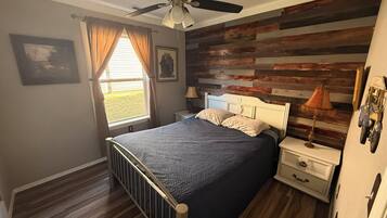 3 kamar tidur, meja kerja, setrika/meja setrika, dan Wi-Fi