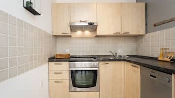 Een koelkast, een magnetron, een oven, een kookplaat