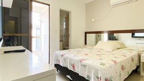 Une chambre à coucher comprenant un lit, une table de chevet et un appareil de climatisation.