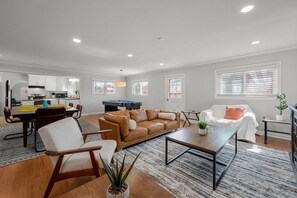 TV connectée, jeux vidéo, table de tennis de table, livres