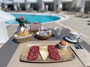 Daily cooked-to-order breakfast for a fee - Kikerestudios (Puerto del Carmen)
