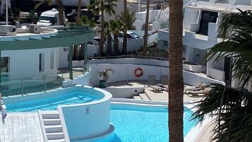 Studio, vue piscine | Vue de la chambre