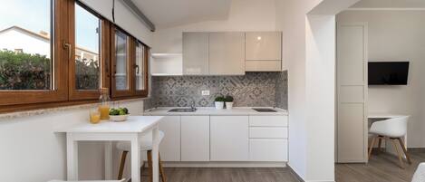 Frigorifero, microonde, piano cottura, macchina per tè/caffè