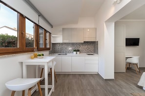 Een koelkast, een microgolfoven, een kookplaat