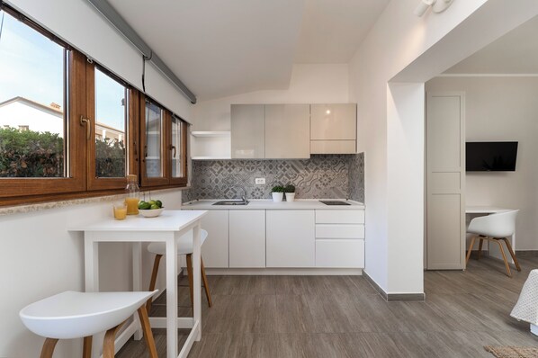 Réfrigérateur, micro-ondes, plaque de cuisson, cafetière/bouilloire