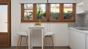 コーヒー / ティーメーカー、冷蔵庫、電子レンジ、コンロ