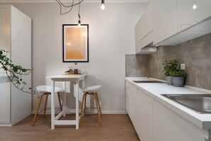 Réfrigérateur, micro-ondes, plaque de cuisson, cafetière/bouilloire