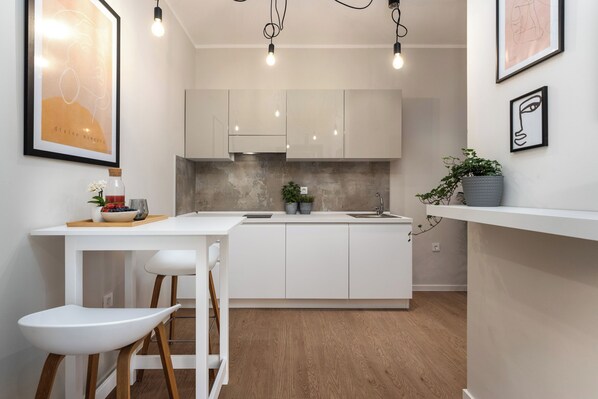 Fridge, microwave, stovetop, coffee/tea maker